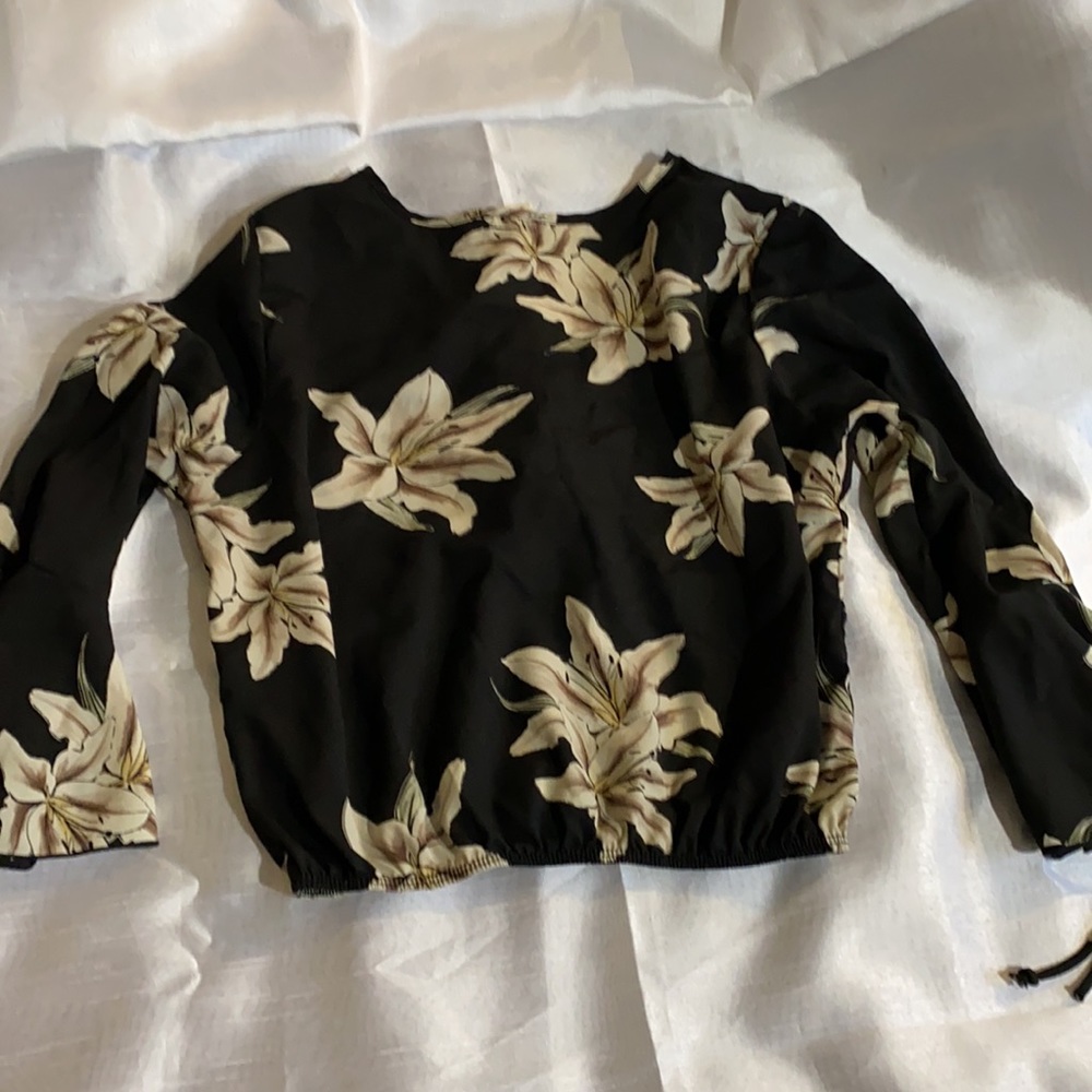 Black floral top - Picture 6 of 6